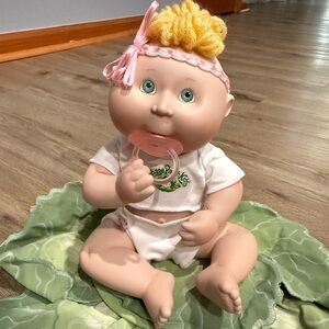 Cabbage Patch porcelain “ Emily Ann” no chips, marks or cracks. Excellent